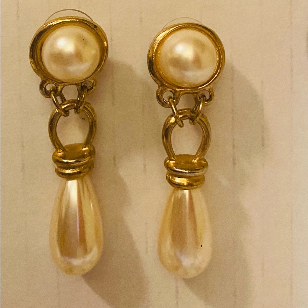 Pearl drop earrings in gold.